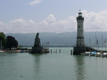 Leuchtturm mit Löwendenkmal